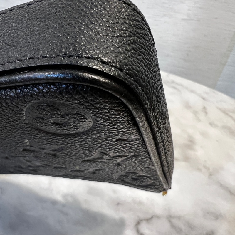 LV 黑牛皮壓紋Easy Pouch On Strap金釦肩斜背包-7