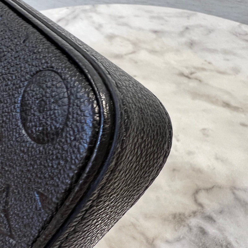 LV 黑牛皮壓紋Easy Pouch On Strap金釦肩斜背包-9