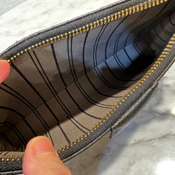 LV 黑牛皮壓紋Easy Pouch On Strap金釦肩斜背包-11