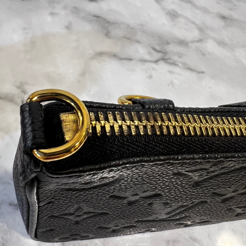 LV 黑牛皮壓紋Easy Pouch On Strap金釦肩斜背包-13