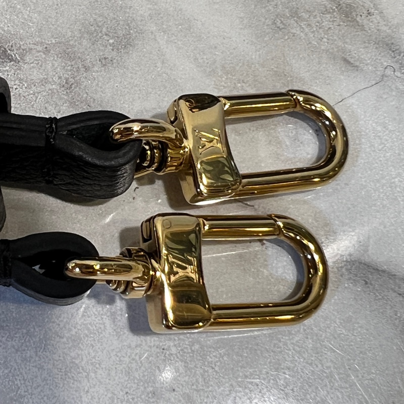 LV 黑牛皮壓紋Easy Pouch On Strap金釦肩斜背包-15