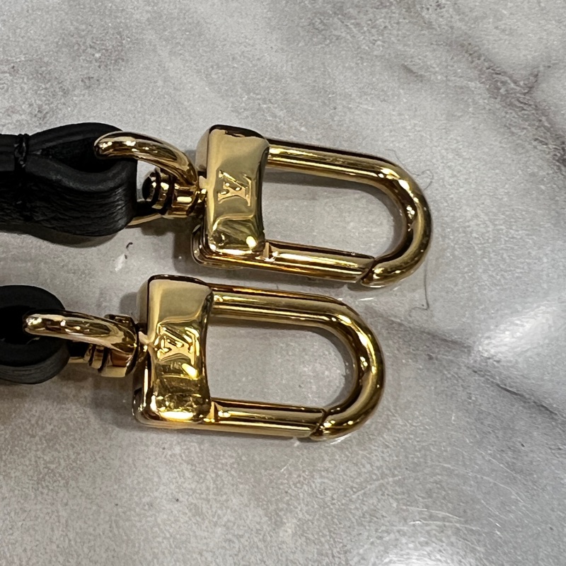 LV 黑牛皮壓紋Easy Pouch On Strap金釦肩斜背包-16