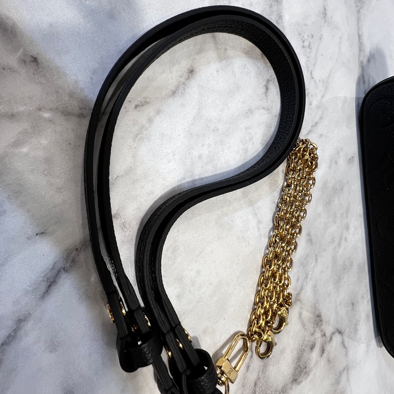 LV 黑牛皮壓紋Easy Pouch On Strap金釦肩斜背包-18