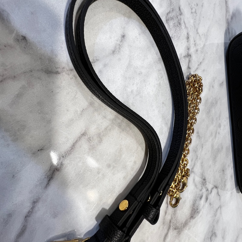 LV 黑牛皮壓紋Easy Pouch On Strap金釦肩斜背包-19