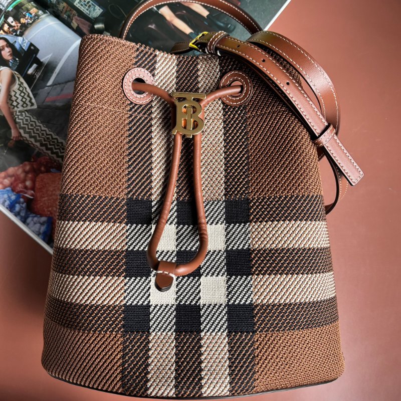 ::Burberry:: TB Bucket Bag 經典格紋水桶手袋 Leather Small TB Bucket Bag-Dark Birch Brown-0