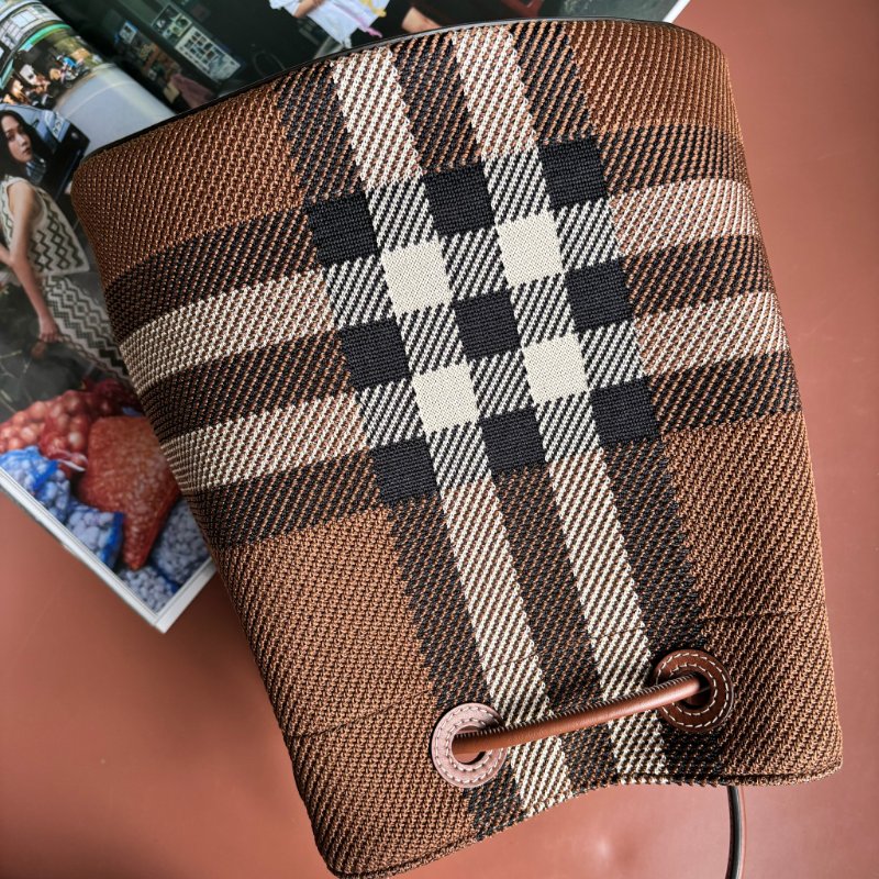 ::Burberry:: TB Bucket Bag 經典格紋水桶手袋 Leather Small TB Bucket Bag-Dark Birch Brown-1