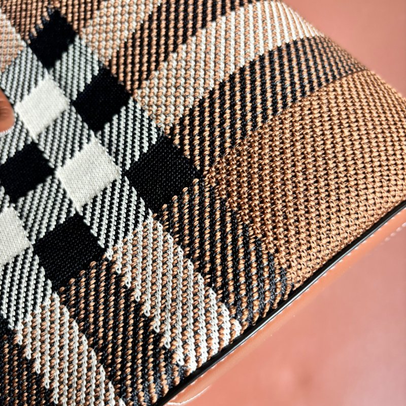 ::Burberry:: TB Bucket Bag 經典格紋水桶手袋 Leather Small TB Bucket Bag-Dark Birch Brown-11