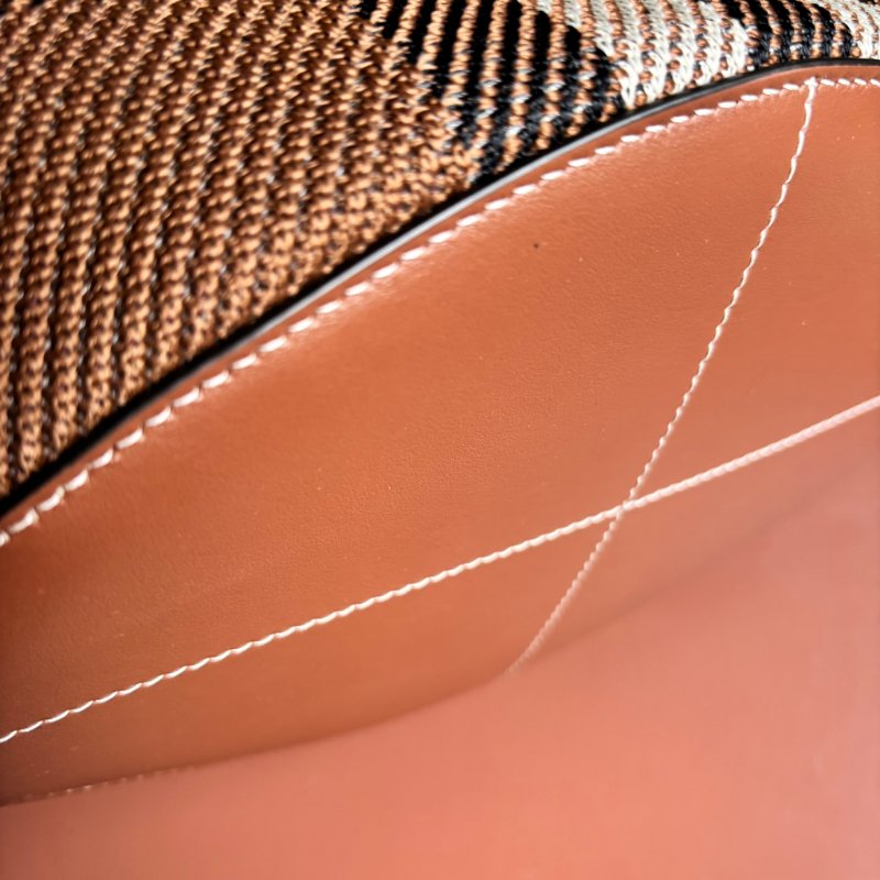 ::Burberry:: TB Bucket Bag 經典格紋水桶手袋 Leather Small TB Bucket Bag-Dark Birch Brown-16