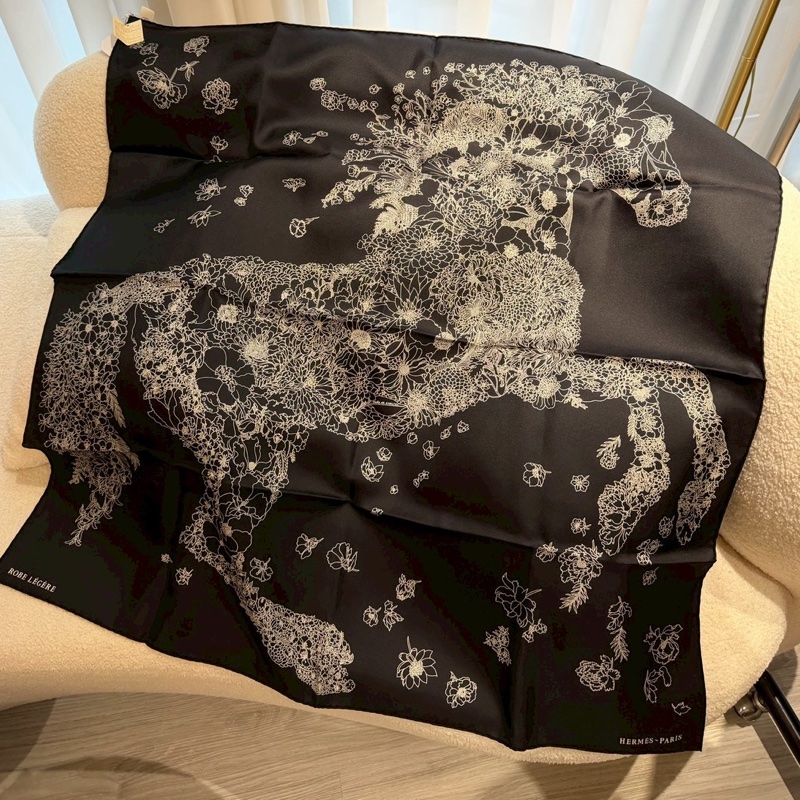 HERMES 黑色花卉馬絲巾 全新品-0