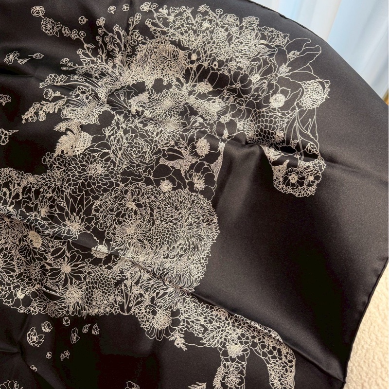 HERMES 黑色花卉馬絲巾 全新品-1