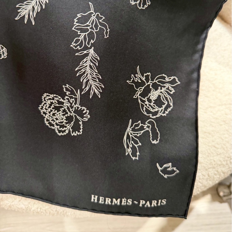 HERMES 黑色花卉馬絲巾 全新品-2