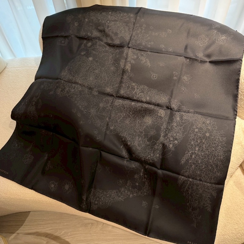 HERMES 黑色花卉馬絲巾 全新品-4