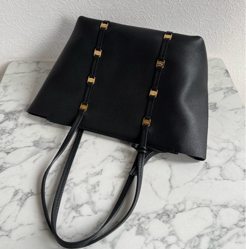 Ferragamo 黑色小金logo肩背包-1