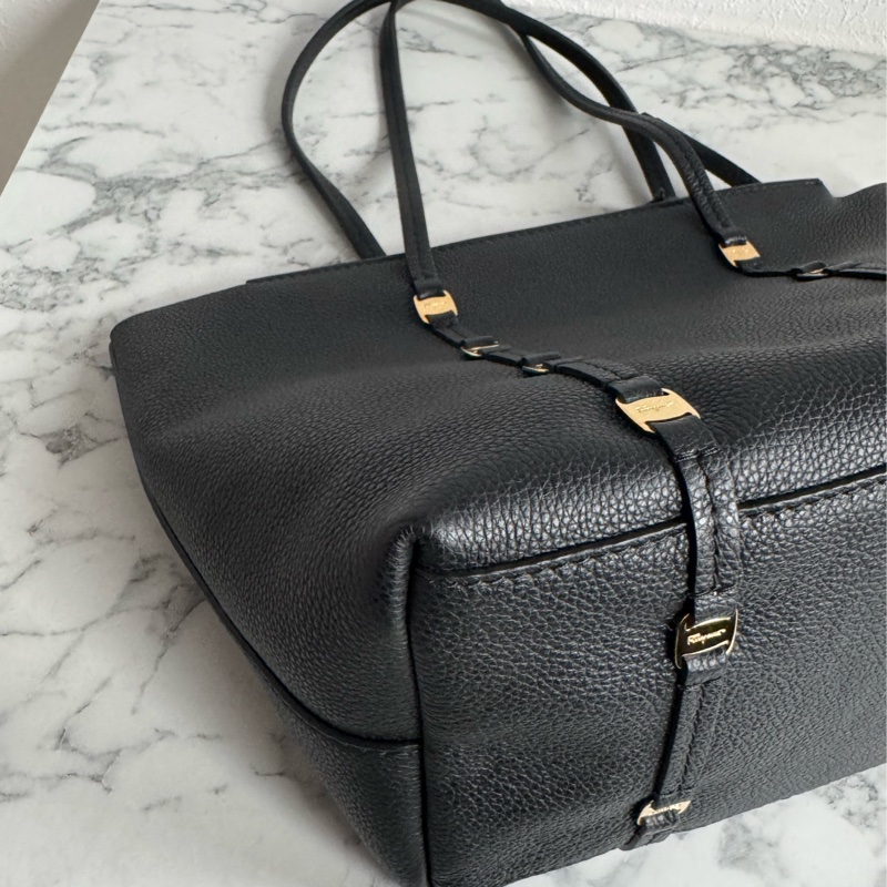 Ferragamo 黑色小金logo肩背包-3