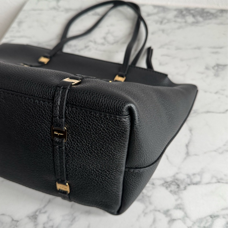 Ferragamo 黑色小金logo肩背包-4