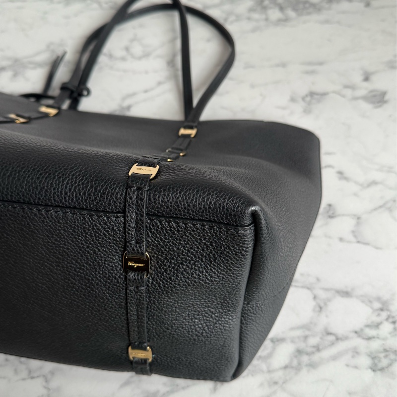 Ferragamo 黑色小金logo肩背包-5