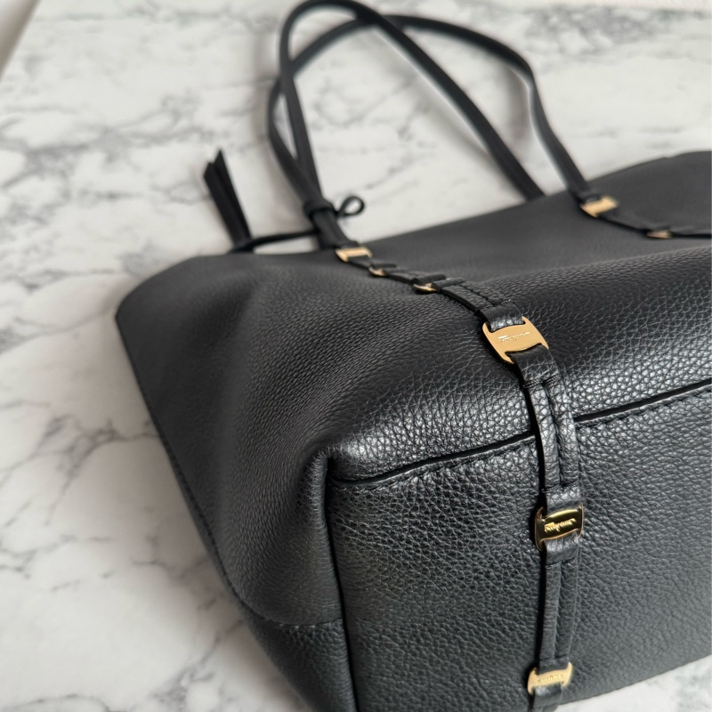 Ferragamo 黑色小金logo肩背包-6