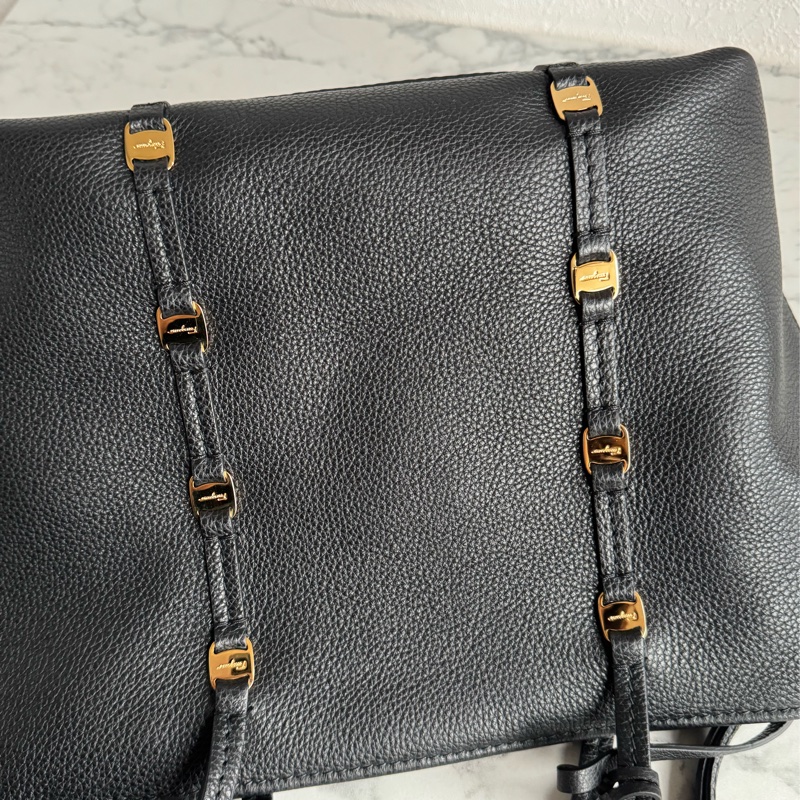 Ferragamo 黑色小金logo肩背包-8