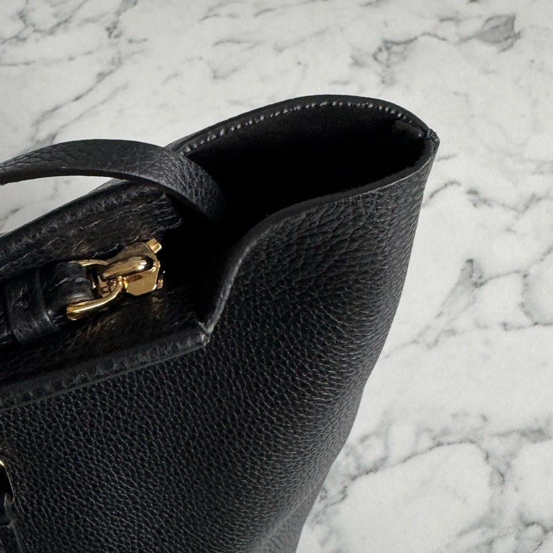 Ferragamo 黑色小金logo肩背包-11