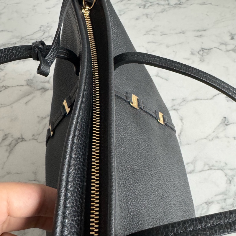 Ferragamo 黑色小金logo肩背包-13