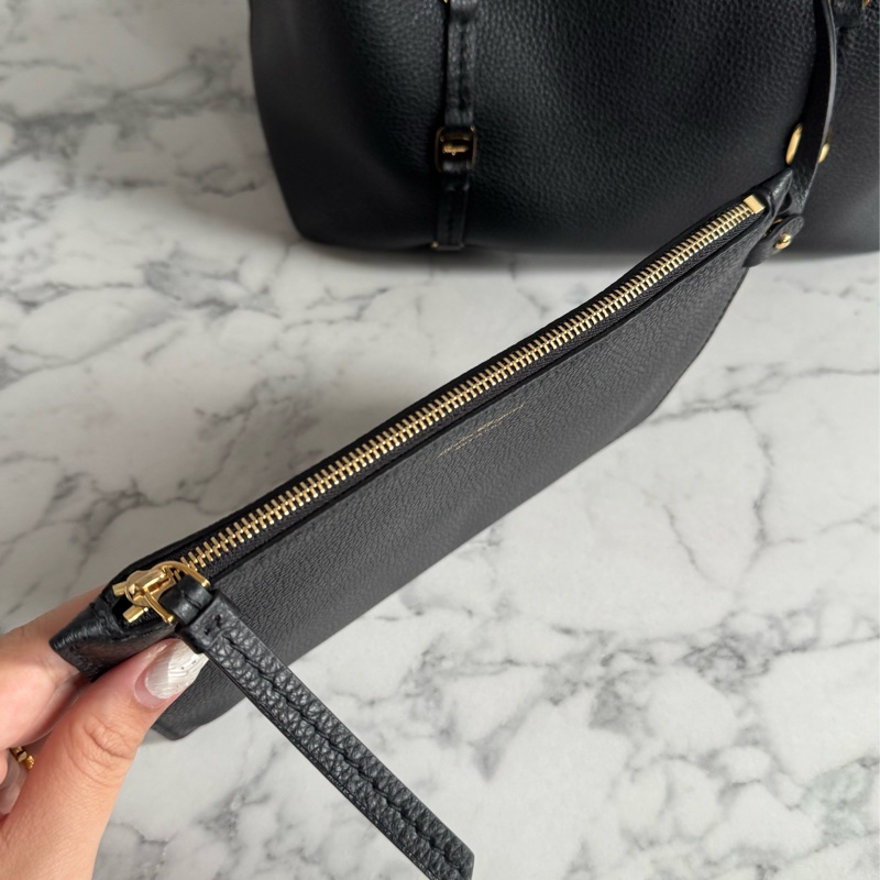 Ferragamo 黑色小金logo肩背包-25