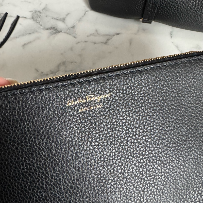 Ferragamo 黑色小金logo肩背包-28