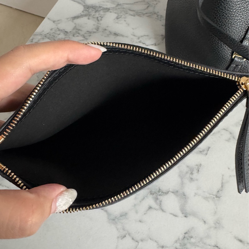 Ferragamo 黑色小金logo肩背包-29