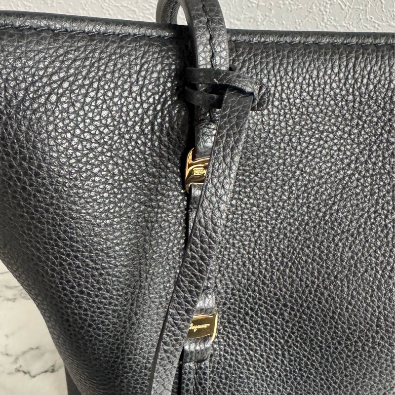 Ferragamo 黑色小金logo肩背包-30