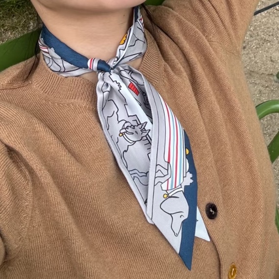 莉亞精品♡Hermes 絲巾 巴黎愛犬 二手-1