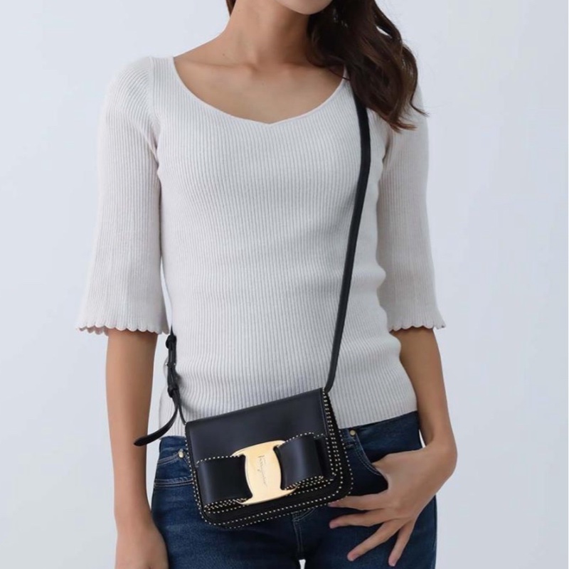 莉亞精品♡Ferragamo 蝴蝶結斜背包 黑色 二手-1