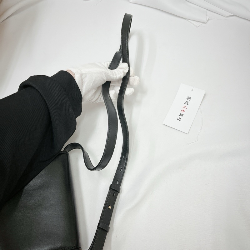 莉亞精品♡Ferragamo 蝴蝶結斜背包 黑色 二手-18