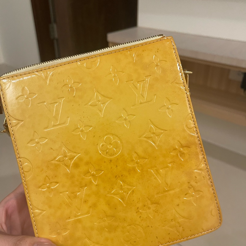lv 漆皮肩背包-1