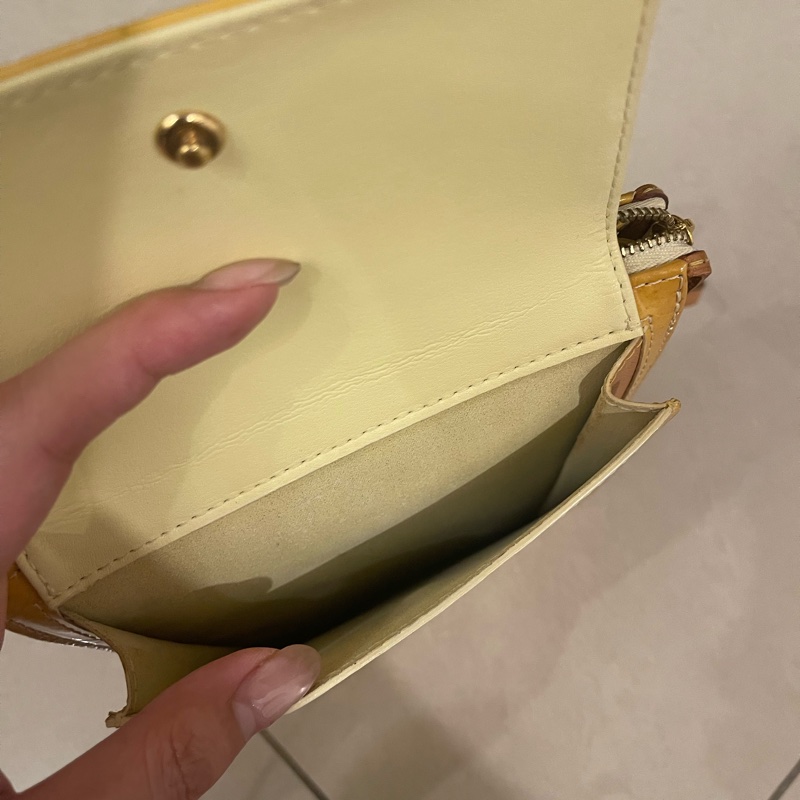 lv 漆皮肩背包-7