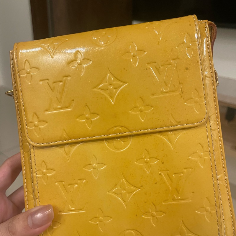 lv 漆皮肩背包-8