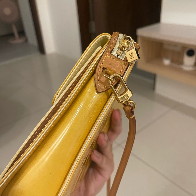 lv 漆皮肩背包-11