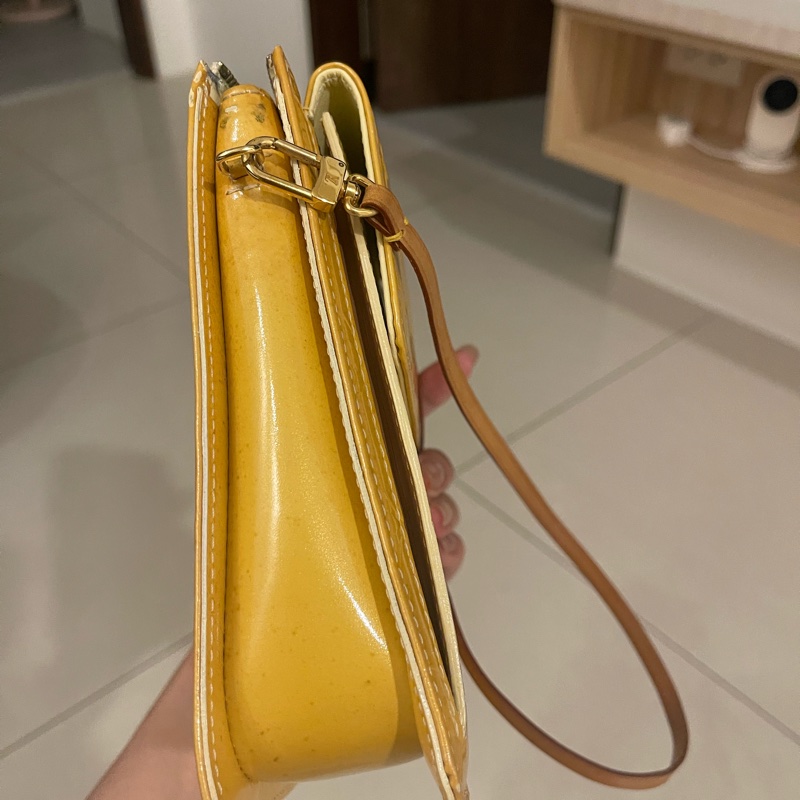 lv 漆皮肩背包-12