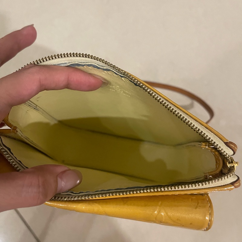 lv 漆皮肩背包-14