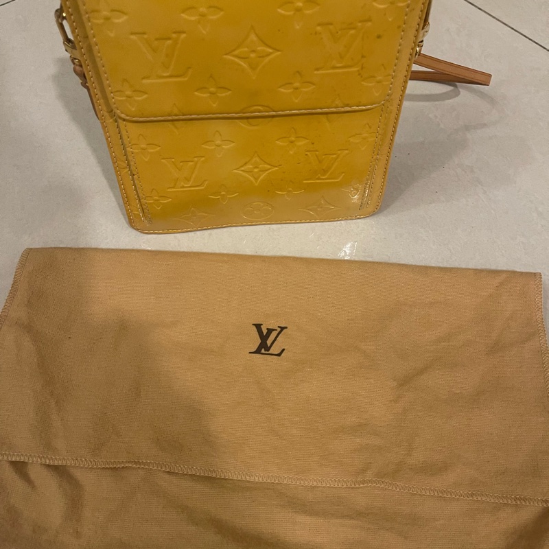 lv 漆皮肩背包-16