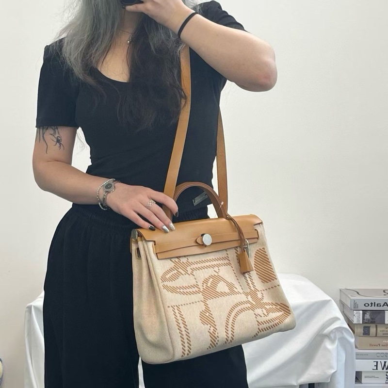 「JL精品代購」hermes herbag31塗鴉款 帆布拼皮2way-1