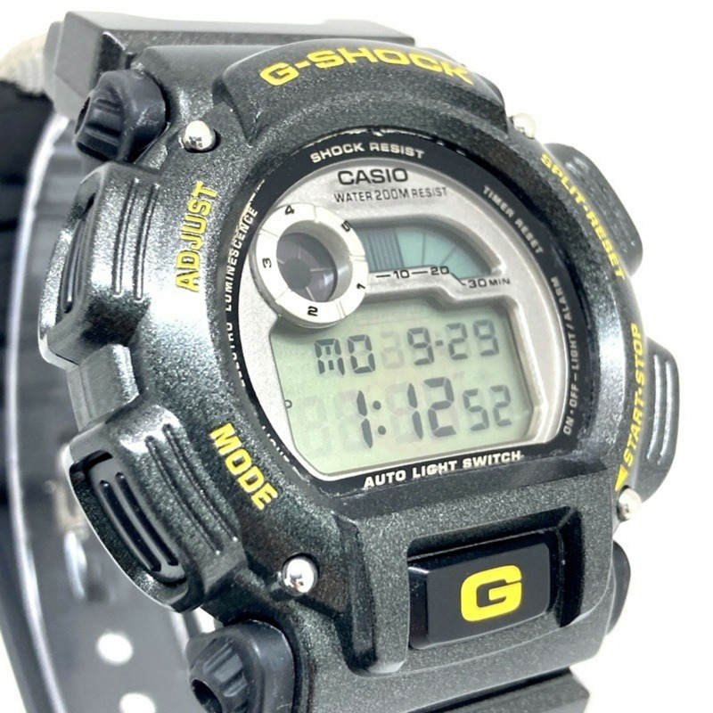 卡西歐 G-SHOCK DW-9000AS-8AT X-tream 三冠王世界盃槍灰色腕錶，1997 年 5 月發布，可在 Mikunigaoka 商店購買。 IT1VU5K2GMHV-3