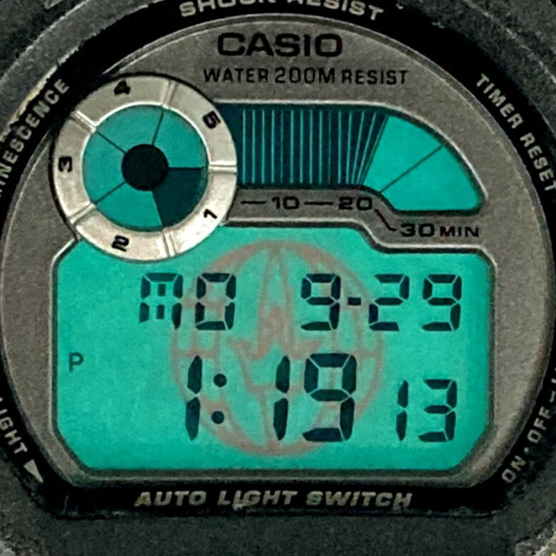 卡西歐 G-SHOCK DW-9000AS-8AT X-tream 三冠王世界盃槍灰色腕錶，1997 年 5 月發布，可在 Mikunigaoka 商店購買。 IT1VU5K2GMHV-8