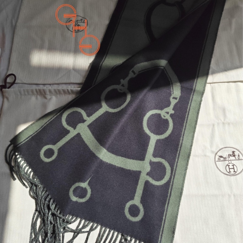 愛馬仕秋冬二五圍巾頸巾🧣 Casaque Mors Scarf / 灰加紅色( Brand New)-3