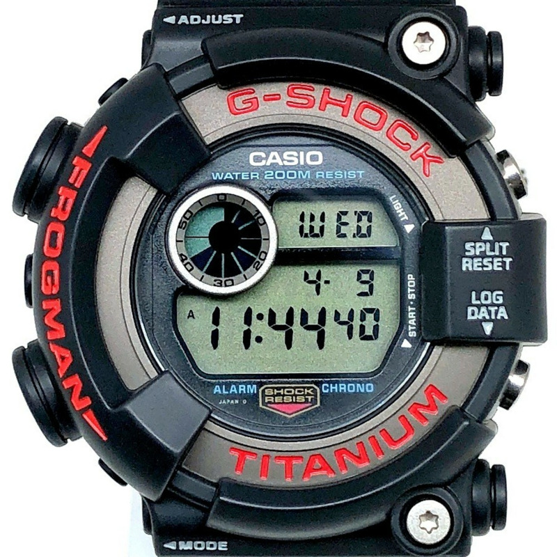 Casio G-SHOCK FROGMAN DW-8200-1A 手錶，第二代 Frogman，鈦金屬錶殼，EL 背光，紅/深灰色，1995 年 6 月發布，Mikunigaoka 商店，ITCYRXFS5KJW-0