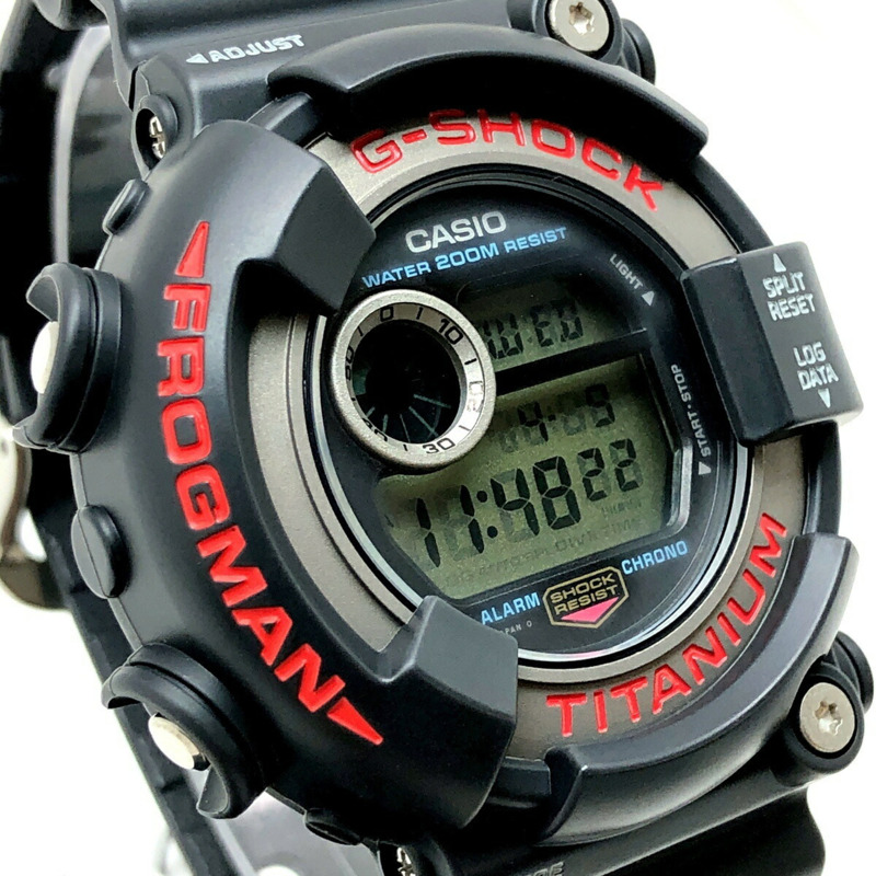 Casio G-SHOCK FROGMAN DW-8200-1A 手錶，第二代 Frogman，鈦金屬錶殼，EL 背光，紅/深灰色，1995 年 6 月發布，Mikunigaoka 商店，ITCYRXFS5KJW-3