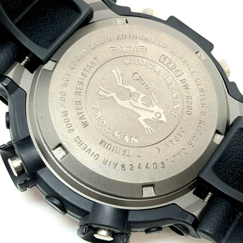 Casio G-SHOCK FROGMAN DW-8200-1A 手錶，第二代 Frogman，鈦金屬錶殼，EL 背光，紅/深灰色，1995 年 6 月發布，Mikunigaoka 商店，ITCYRXFS5KJW-7