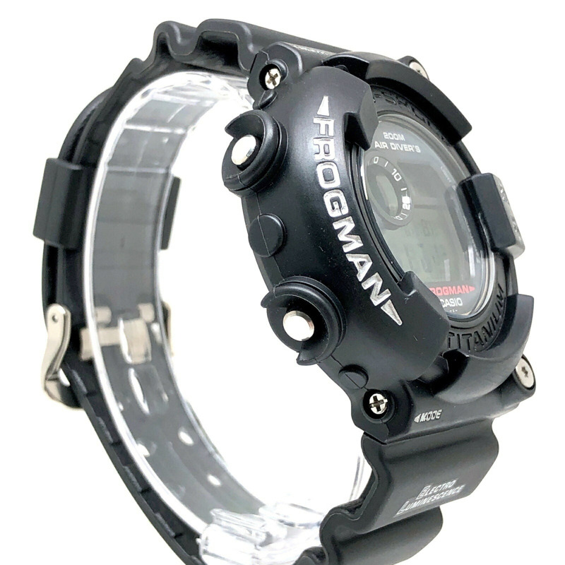 卡西歐 G-SHOCK DW-8200Z-1T FROGMAN 黑色男士腕錶，鈦金屬錶殼，飾有潛水蛙 EL MIB 設計。 1997 年 10 月發布。可在 Mikunigaoka 商店購買。 IT8FDDFRE7X9-1