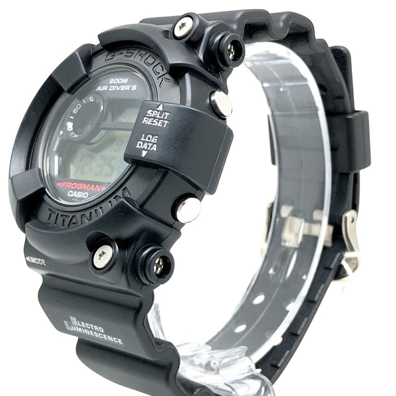 卡西歐 G-SHOCK DW-8200Z-1T FROGMAN 黑色男士腕錶，鈦金屬錶殼，飾有潛水蛙 EL MIB 設計。 1997 年 10 月發布。可在 Mikunigaoka 商店購買。 IT8FDDFRE7X9-2