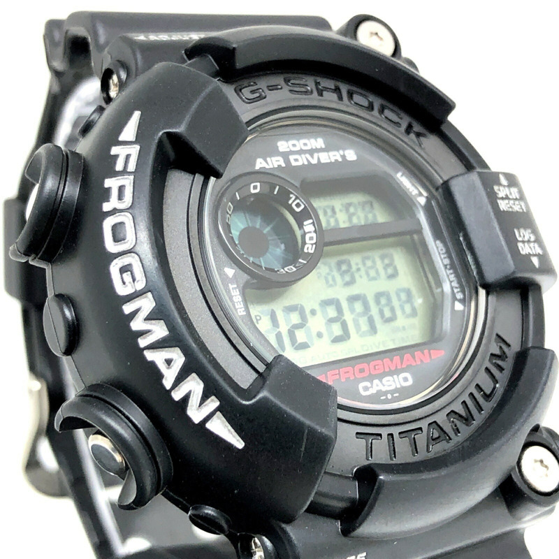 卡西歐 G-SHOCK DW-8200Z-1T FROGMAN 黑色男士腕錶，鈦金屬錶殼，飾有潛水蛙 EL MIB 設計。 1997 年 10 月發布。可在 Mikunigaoka 商店購買。 IT8FDDFRE7X9-3