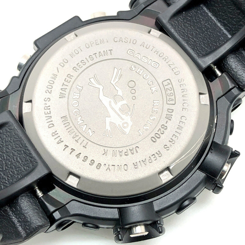 卡西歐 G-SHOCK DW-8200Z-1T FROGMAN 黑色男士腕錶，鈦金屬錶殼，飾有潛水蛙 EL MIB 設計。 1997 年 10 月發布。可在 Mikunigaoka 商店購買。 IT8FDDFRE7X9-7