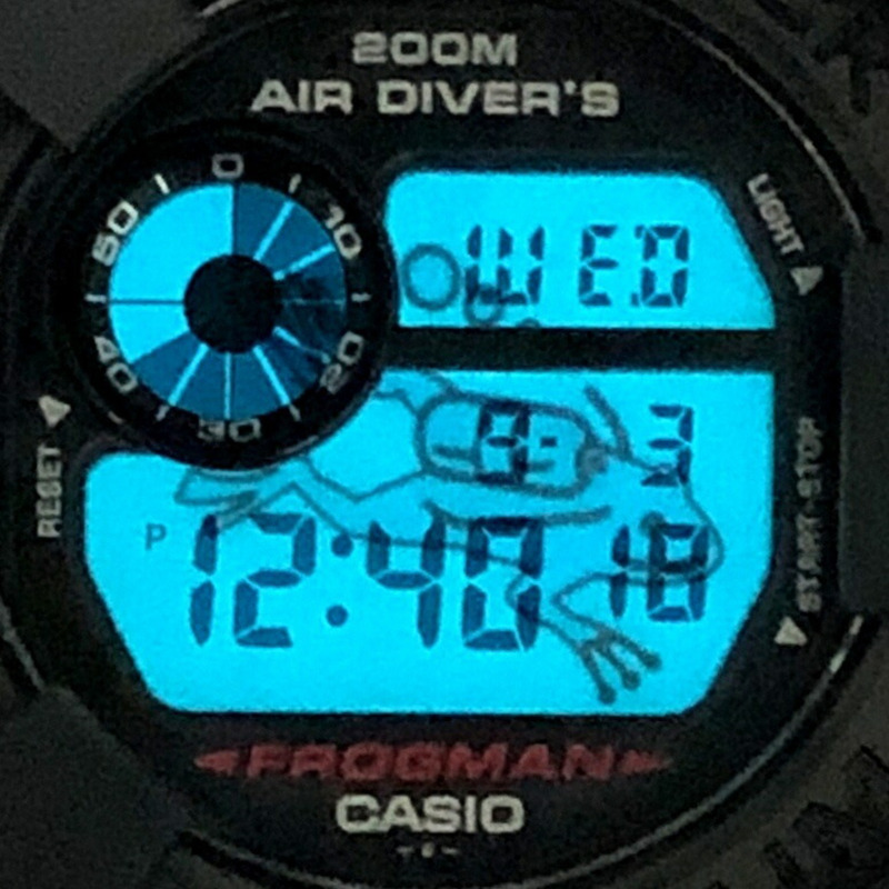 卡西歐 G-SHOCK DW-8200Z-1T FROGMAN 黑色男士腕錶，鈦金屬錶殼，飾有潛水蛙 EL MIB 設計。 1997 年 10 月發布。可在 Mikunigaoka 商店購買。 IT8FDDFRE7X9-8